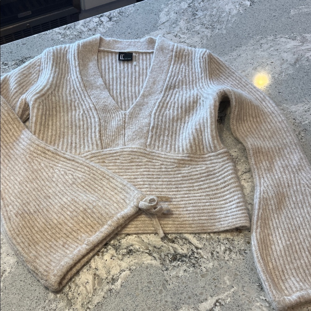 Love Token Love Token Beige V-Neck Cream V-Necks Size S